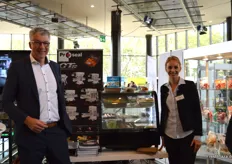 Gerrit Tijhof en Dianne Bouman van Sismatec demonsteren de nauw sluitende sealverpakkingen die onder meer worden gebruikt door supermarktketen Jumbo.