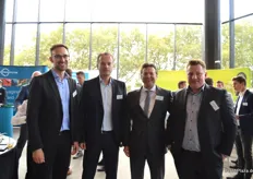 Ralf Thielen, Thomas Endress en Lukas Zagorski van Van Wylick GmbH met Josef Koch (derde van links) van Kölla in hun midden.