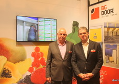 Willem van der Does en Jan van Kessel van BG Door. Ook in Spanje worden naast het rijpen van bananen steeds meer andere producten gerijpt, zoals avocado, mango en papaja. Het bedrijf is tegenwoordig onder de naam Belfort Projectzonwering ook actief in zonwering van eigen productie.
