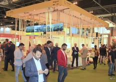 Overzicht van de Belgische stand. Sinds dit jaar hebben de bedrijven meer privacy op het Vlaamse eiland, doordat er schotten tussen de stand staan. In voorgaande jaren zaten de bedrijven soms letterlijk met elkaar aan tafel in een grote open ruimte.