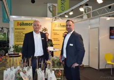Frambozenspecialist Udo Böhmer (l) van het gelijknamige bedrijf en zijn collega Tobias Jäger