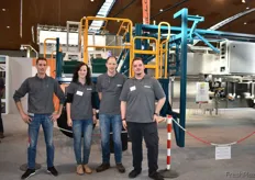 Het team van Cerescon poseert voor de recent ontworpen aspergeoogstmachine. Voor deze prestatie kreeg directeur Ad Vermeer de ExpoSE Innovation Award.