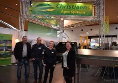 Frank en Chris Engels van de gelijknamige machinebouw Peter Thijssen, John en Ingrid Beeren, en Angelique Christiaens poseren voor de stand van Christiaens Agro Systems
