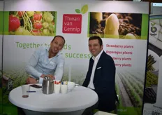 Sander Koenen en Jamie Petchell (Global Plant Genetics) bij de stand van Thwan van Gennip