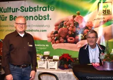 Ralf Harnisch en Georg Nienhaus met hun verschillende soorten potgrond van BRILL. Voor elke plant een geschikte soort.