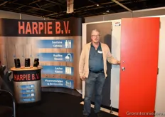 Pieter Beniers van Harpie B.V. Met de nieuwe lucht afzuigende lokkers. Ze bieden een totaal voorziening van sanitair en wascabines.