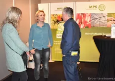 Sandy van Ruijven van het consultancy bureau MPS, druk in gesprek met 2 geïnteresseerde klanten.