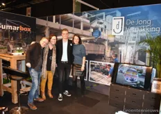 Het gezellige team van Sumarbox & De Jong Verpakking. Links: Gijs Coender en José van der Winkel, Rechts: Jordi Coenders en Anky van Vegchel.