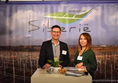 Ewald Pelser (directeur Wayland Energy) en Kelly van der Klugt presenteren het project 'Glastuinbouwgebied Siberië'