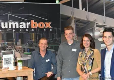 Gijs Coenders, Jordi Coenders en Anky van Vegchel van Sumarbox B.V. met Dennis Voskamp van De Jong Verpakkingen