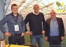Remco Bos, vierdejaars student Bedrijfskunde en Agribusiness aan de HAS Venlo, met Wieke Grubben en Frans van Oers van West Plant Limburg