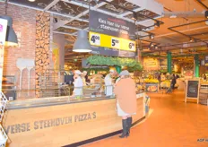 Entree van de foodmarkt met links verse pizza counter