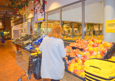 Entree van de versmarkt met rechts menu-inspiratie en actieartikelen