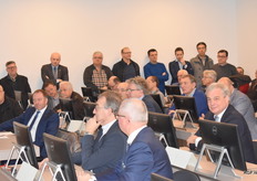 De aanwezigen luisteren geboeid