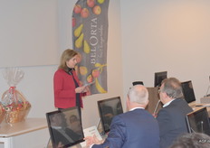 Député Inge Moors spreekt de zaal toe