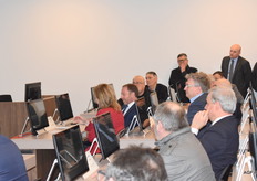 De verkoopzaal, die normaal plaats biedt aan zo'n 32 inkopers, was goed gevuld