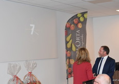 Opening door Député Inge Moors. Nog even aftellen en dan begint het systeem te werken