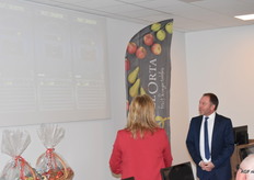 De klokken verschijnen in beeld