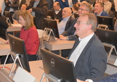 Déupté Inge Moors en Burgemeester Danny Deneuker nemen het systeem als eerste in gebruik en bieden op een goede gevulde fruitmand