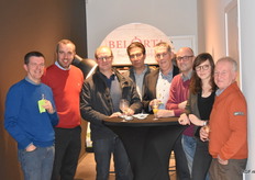 Fruittelers bij elkaar. V.l.n.r.: Marc Smets, Didier Algoet, Cornelis Paul, Ivo van der Veken, Leopold van den Bosch, Raf Heylen (BelOrta), Sanne Decoster (BelOrta) en teler Frans de Weerdt