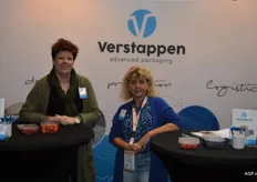 Mieke Verstappen en Franka Keijsers van Verstappen Packaging. Op de voorgrond de nieuwe zachtfruit bakjes geproduceerd voor Albert Heijn.