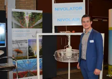 Nivola stond dit jaar voor het eerst op de beurs. Op de foto Merijn Hesmerg bij een kasnivolator, zij zorgen voor verticale circulatie door het gewas.