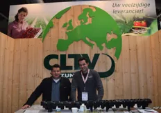 Marc van der Burgt en Erwin Dekkers van CLTV Zundert, op de voorgrond de nieuwe aardbeientrays van Beekenkamp Verpakkingen.