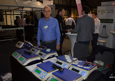 Arjen Wijnman van Armad bij de weegapparatuur.