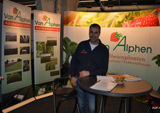 Frank van Alphen van Van Alphen Aardbeiplanten. Hij presenteerde de nieuwe rassen Arabella en Varity.