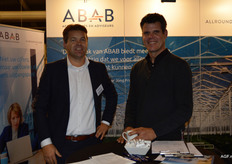 Frank Buiks van ABAB en aardbeienteler Kees van den Broek.