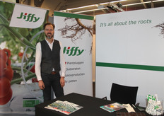 Marc de Bruin van Jiffy, alles voor het planten en oppotten van aardbeienplanten.