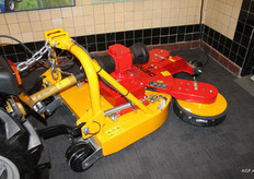 deze vernieuwde Illmer stellingmaaier past met zijn variabele maaibreedte van 93-150 cm precies tussen de stellingpalen. En is dus uitermate geschikt voor de aardbeienteelt.