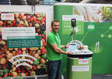 Thijs Verploegen van Bosch Deepfield Robotics met de vernieuwde app voor het monitoren van de groei.