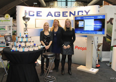 Myra van der Plas, Sophia Vreugdenhil en Sanne Stoop zij hadden weer een leuke quiz over aardbeien met voor iedere deelnemer een leuk presentje en een beker voor de winnaar.