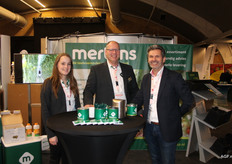 Lisa Hermans en Henk Ritter van Mertens met Boudewijn van der Wal van Kreling Aardbeien