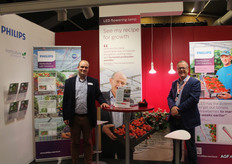 Philips mag natuurlijk niet ontbreken. De grootste in ledverlichting voor de aardbeien onder glas. Erik Jansen en Kay Rauwerdink namen vandaar de honneurs waar.