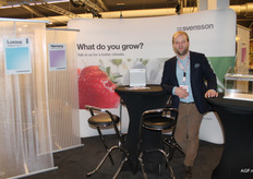 Ton Habraken van Svensson met verschillende doeken voor de tunnelteelt.