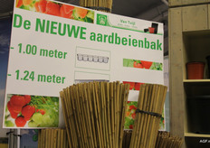Bij Van Tuijl Haaften bv even promotie voor de nieuwe aardbeienbak.