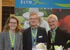 Wendy Schalke, John Bal van ZLTO fruitteet en Jack van den Heijkant van vd Heijkant wamel