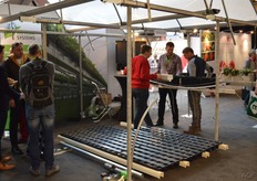 Bezoekers krijgen uitleg over de goten, bij Meteor