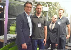 Edwin Sol & Matthias Haakman van Buitendijk Slaman, bij de nieuweste Masterlift, samen met de Canadese paprikatelers van Sunnyside Produce, Paul Moerman & Woody Siemens.