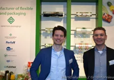 Piet van den Oord van Oerlemans Plastics met Mark Rehorst van Perfon, tonen diverse flexibele folies en transparante verpakkingen voor agf.
