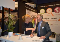 Shaking hands: Annet Breure (AGF) en Michel Witmer (Groen Agro Control)