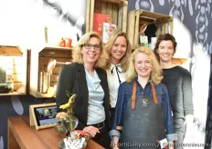 En de dames natuurlijk ook. Corien Zuijdwegt, Marja Vijverberg, kok Larisse van der Haar-Buijze & Mariëlle van den Berg
