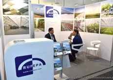 Younes Berada van de Spaanse kassenbouwer RUFEPA in gesprek tijdens de Fruit Logistica 2018