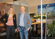 Angela van Niel en Pieter van der Lugt van plantenkwekerij P. van Geest.
