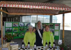 Druivenprinses Joyce van der Meer op de foto met de dames van de druivenstand