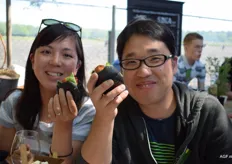 Japanse gasten genieten van broodje mantao