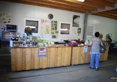 De boerderijwinkel met doorkijkramen naar de loods waar asperges worden verwerkt