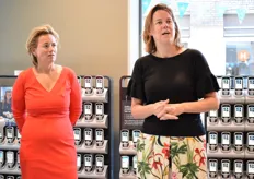 Commercieel directeur Marit van Egmond (r) en Eva Mathlener (winkel formules) geven uitleg over de vernieuwingen